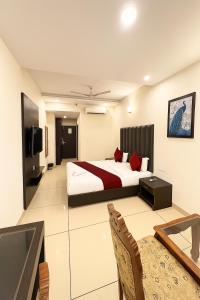 Μια τηλεόραση ή/και κέντρο ψυχαγωγίας στο Hotel JB Regency & Banquet Hall ll Family Hotel ll Top Rated Property