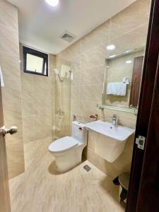 Hòn MộtにあるAsahi Luxstay - Apartment Luxcity Cẩm Phảのトイレ、洗面台、シャワー付きのバスルーム