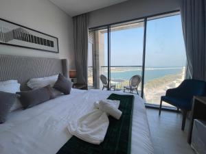 Ένα ή περισσότερα κρεβάτια σε δωμάτιο στο Lusail Marina promenade view apartment