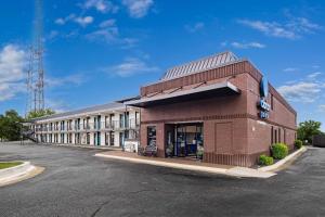 een gebouw met een parkeerplaats ervoor bij Clarion Pointe Winston - Salem Downtown in Winston-Salem