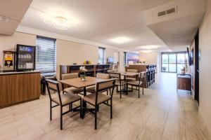 een restaurant met tafels en stoelen en een bar bij Clarion Pointe Winston - Salem Downtown in Winston-Salem +36 foto's