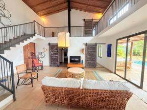 Μια τηλεόραση ή/και κέντρο ψυχαγωγίας στο Villa Bali - Plage 10 mn - Piscine à débordement