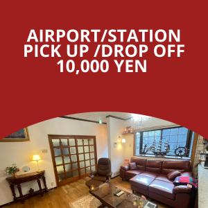 Bild eines Wohnzimmers mit Sofa in der Unterkunft Cornell Airport Station Pickup Dropoff in Kishiwada