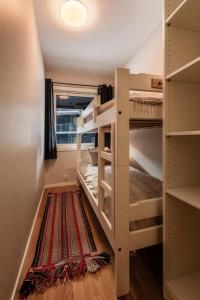 a bunk bed room with two bunk beds and a rug at Geilo Town Centre - Apartment with a Superb Location and walking Distance to Everything in Geilo