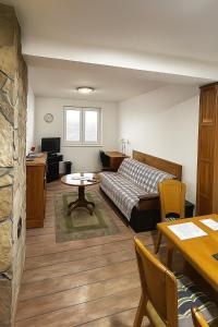 Un dormitorio con una cama, un escritorio y una mesa. en Panorama, en Negotin