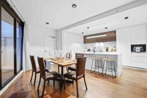 une cuisine et une salle à manger avec une table et des chaises dans l'établissement Decent views 3BR in Doncaster Central, à Doncaster