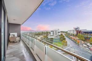 un balcon avec vue sur une rue de la ville dans l'établissement Decent views 3BR in Doncaster Central, à Doncaster