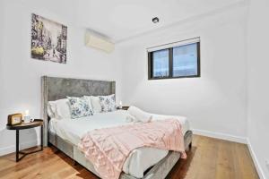 une chambre blanche avec un lit et une fenêtre dans l'établissement Decent views 3BR in Doncaster Central, à Doncaster