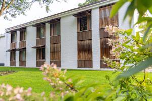 an external view of a building with pink flowers at Landgoed Mennorode in Elspeet