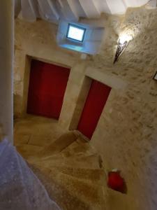 Cette chambre dispose de deux portes rouges et d'une fenêtre. dans l'établissement L'envol, à Germond