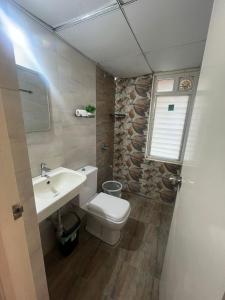 バンガロールにある1 BHK Flat with good amenities in Mysore Roadのトイレ、洗面台、窓のあるバスルーム