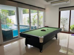 Τραπέζι μπιλιάρδου στο Cozy Escape