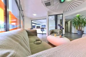 Uma área de estar em Hôtel Confort La Rochelle Centre les Minimes