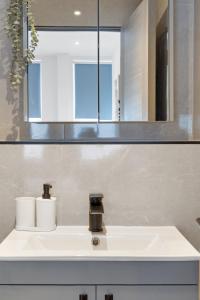 Ένα μπάνιο στο Luxury London Guest House