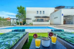 Bazén v ubytování Luxury villa with a swimming pool Dicmo, Zagora - 23249 nebo v jeho okolí