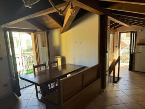 Un comedor con mesa y sillas de madera. en Loft 1855 'centro cittá', en Domodossola