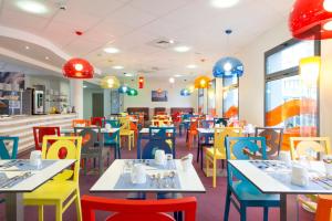 Um restaurante ou outro lugar para comer em Hôtel Confort La Rochelle Centre les Minimes