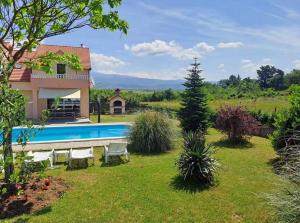 シニにあるFamily friendly house with a swimming pool Sinj, Zagora - 24347の庭にスイミングプールがある家