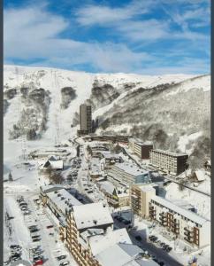 una vista aérea de una ciudad en la nieve en Appartement Dans un village en Auvergne sancy, en Égliseneuve-dʼEntraigues