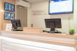 Uma TV ou centro de entretenimento em Hôtel Confort La Rochelle Centre les Minimes