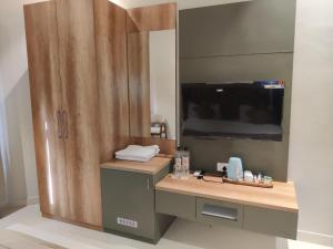 TV/trung tâm giải trí tại Infinity Hotel & Resort, Chikani , Alwar