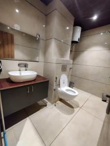 Phòng tắm tại Infinity Hotel & Resort, Chikani , Alwar