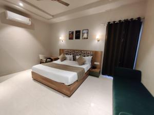 Giường trong phòng chung tại Infinity Hotel & Resort, Chikani , Alwar
