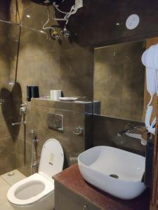 Phòng tắm tại Infinity Hotel & Resort, Chikani , Alwar