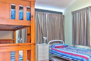 a bedroom with a bunk bed and a bunk bedweredweredwered at Lockhart Leafy Cottage - walk to Mollymook Beach in Mollymook