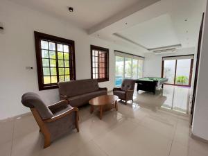 Χώρος καθιστικού στο Cozy Escape