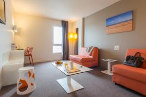 Uma área de estar em Hôtel Confort La Rochelle Centre les Minimes