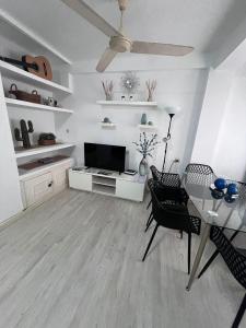 TV a/nebo společenská místnost v ubytování Mogador beach - HOME RENT MALAGA