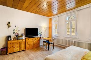 TV a/nebo společenská místnost v ubytování Gästezimmer für 3 Personen