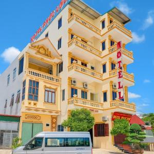 a van parked in front of a building at Phúc Lộc Hotel Ninh Bình in Ninh Binh