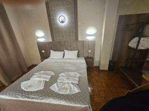 a bedroom with a bed with towels on it at Complex Chilingira in Osikovo