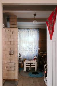 a living room with a table and a window at Dom na wsi u Kasi HAJNÓWKA BIAŁOWIEŻA NA WYŁĄCZNOŚĆ in Stare Berezowo +258 photos