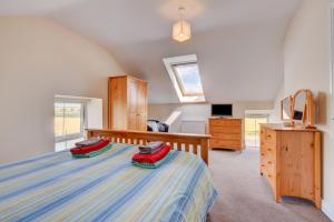 un dormitorio con una cama con dos almohadas. en Brynheulwen, en Llanilar