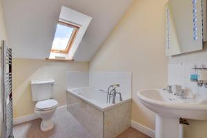 un baño con inodoro y lavabo en Brynheulwen, en Llanilar 41 fotos más