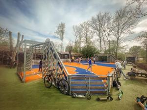 eine Gruppe von Menschen, die auf einem Spielplatz spielen in der Unterkunft Beachhouse Veluwemeer mit großem Garten in Strandnähe (inkl. Hallenbadnutzung) in Hulshorst