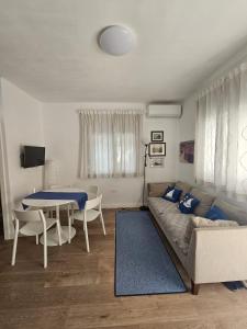 Μια τηλεόραση ή/και κέντρο ψυχαγωγίας στο Beachfront amazing sunset house