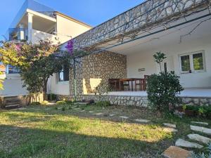 Κήπος έξω από το Beachfront amazing sunset house