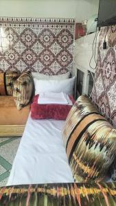 En eller flere senge i et værelse på appartement bab boujloud