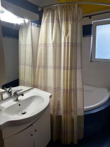 Ένα μπάνιο στο Nea Smirni Luxury Apartment