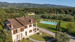 Πισίνα στο ή κοντά στο Villa Diamante by VacaVilla