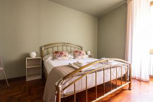 een slaapkamer met een bed met een metalen frame bij IseoLakeRental - Delfina in Pisogne