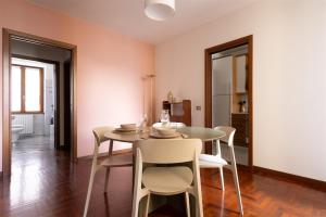 een eetkamer met een tafel en stoelen bij IseoLakeRental - Delfina in Pisogne +8 foto's