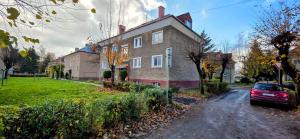 ein Haus mit einem davor geparkten Auto in der Unterkunft Krásny byt v širšom centre mesta komplet zariadený in Kysucké Nové Mesto