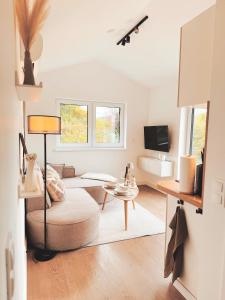 een woonkamer met een bank en een tafel bij Eulennest mit Whirlpool und Sauna in Bermel