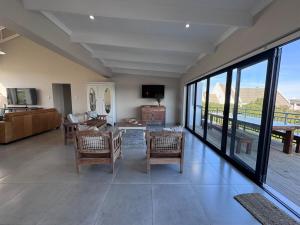 Μια τηλεόραση ή/και κέντρο ψυχαγωγίας στο 17 Kromme River Estate