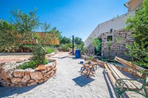 Κήπος έξω από το Family friendly apartments with a swimming pool Cove Osibova, Brac - 2172